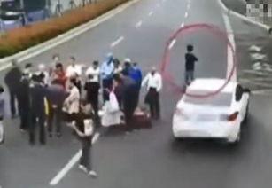 男子吃瓜围观车祸视频,引发网友热议