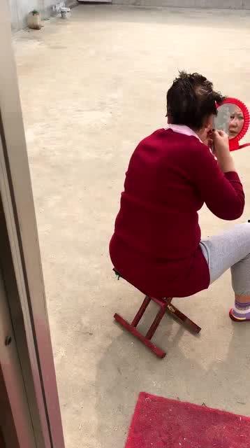 老阿姨教训吃瓜群众视频,揭示网络舆论真相