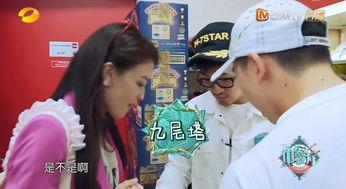 群众吃瓜比心视频,网络热传视频引发热议