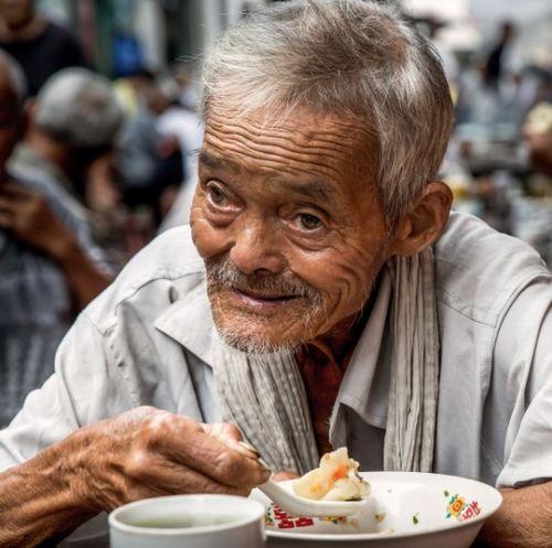游客吃老汉瓜视频,体验乡村田园生活