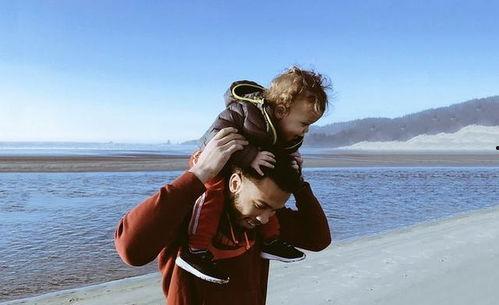 男孩吃瓜摄影外景视频